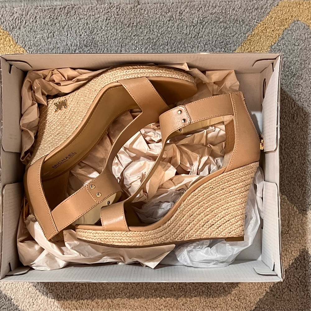 *Brand New* Micheal Kors / Wedge / Neutral color